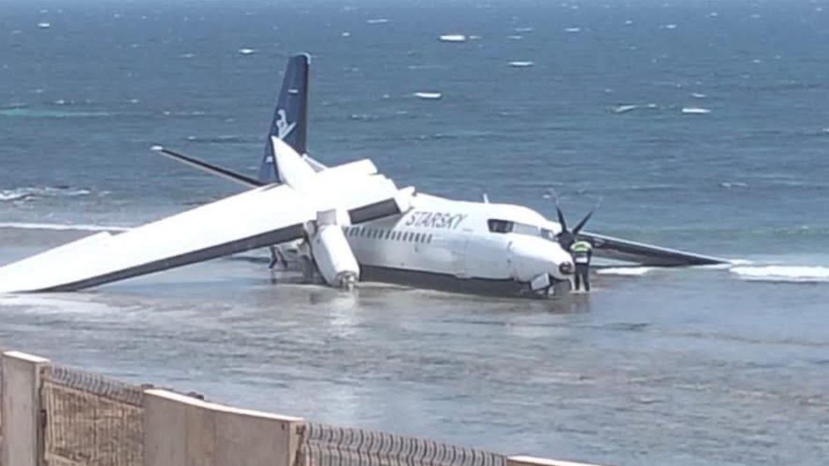 索馬利亞客機迫降「衝進海灘」畫面曝 機上55人奇蹟生還