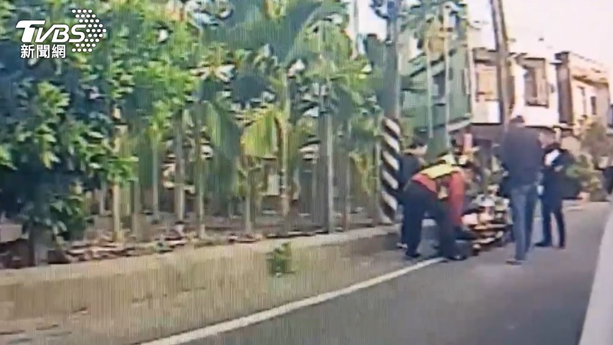 59歲男屋主在氣爆發生後被救護人員抬上擔架送醫治療，身體有一度燒燙傷，所幸意識清楚。（圖／TVBS）