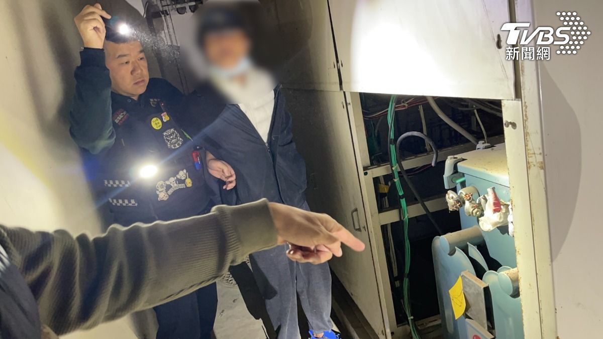 台南第三市政中心,12名員警封鎖大樓出入口展開圍捕,當場逮到兩名竊賊正在偷剪電纜線。(圖/TVBS)