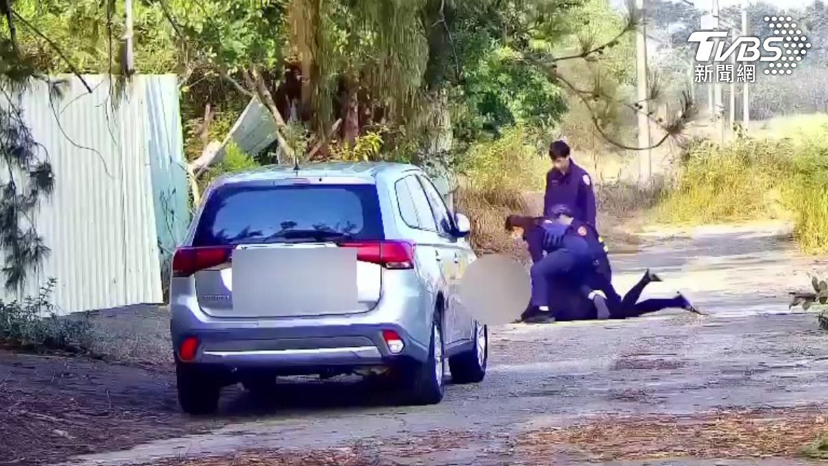 兩名嫌犯雖如猴子般靈活逃竄,仍遭大批警力攔截圍捕,隨後被帶到大樓外壓制並帶回偵辦。(圖/TVBS)