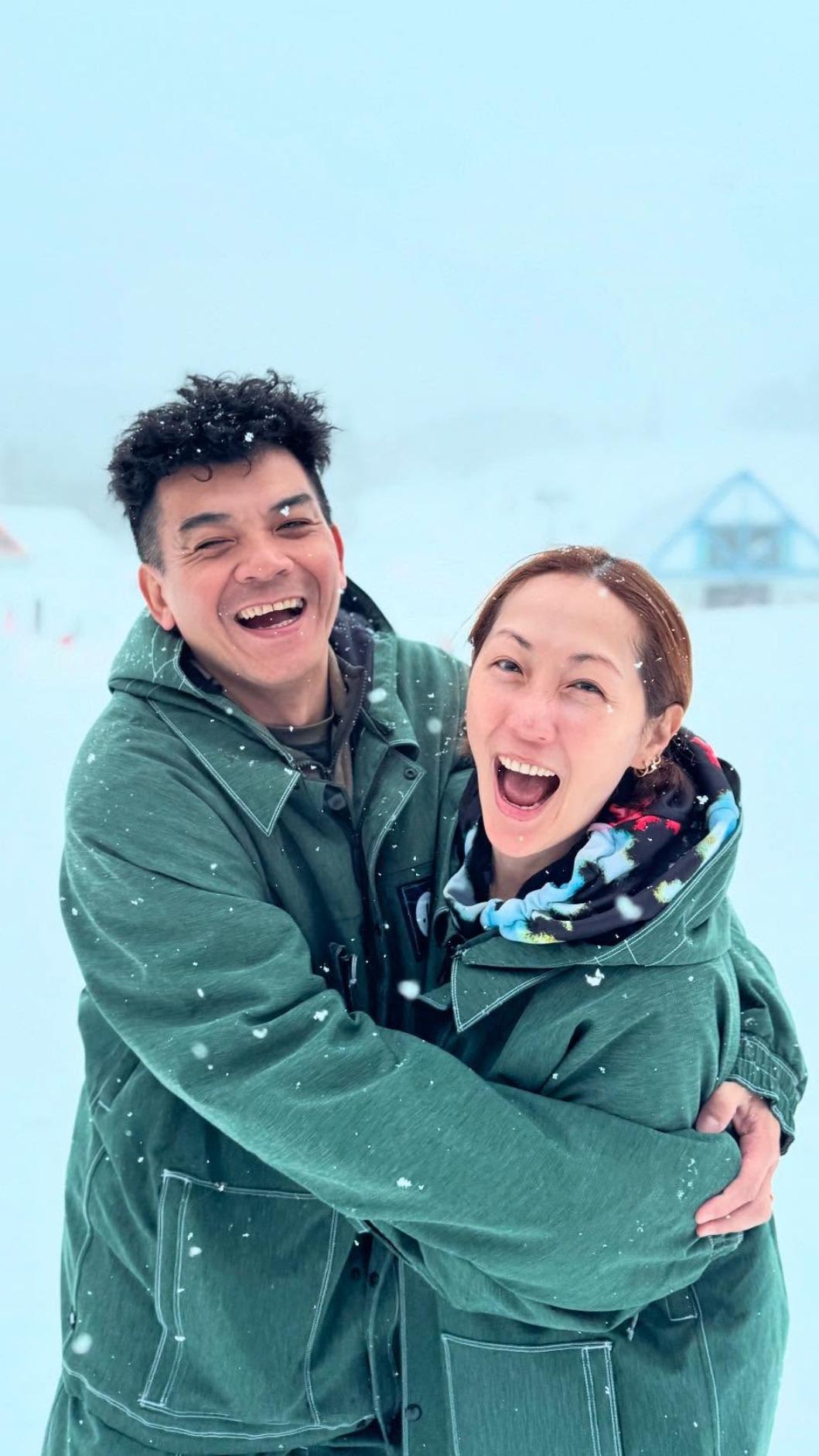 演藝圈熱愛滑雪的銀色夫妻檔。(圖/翻攝Gigi Lin林如琦臉書)