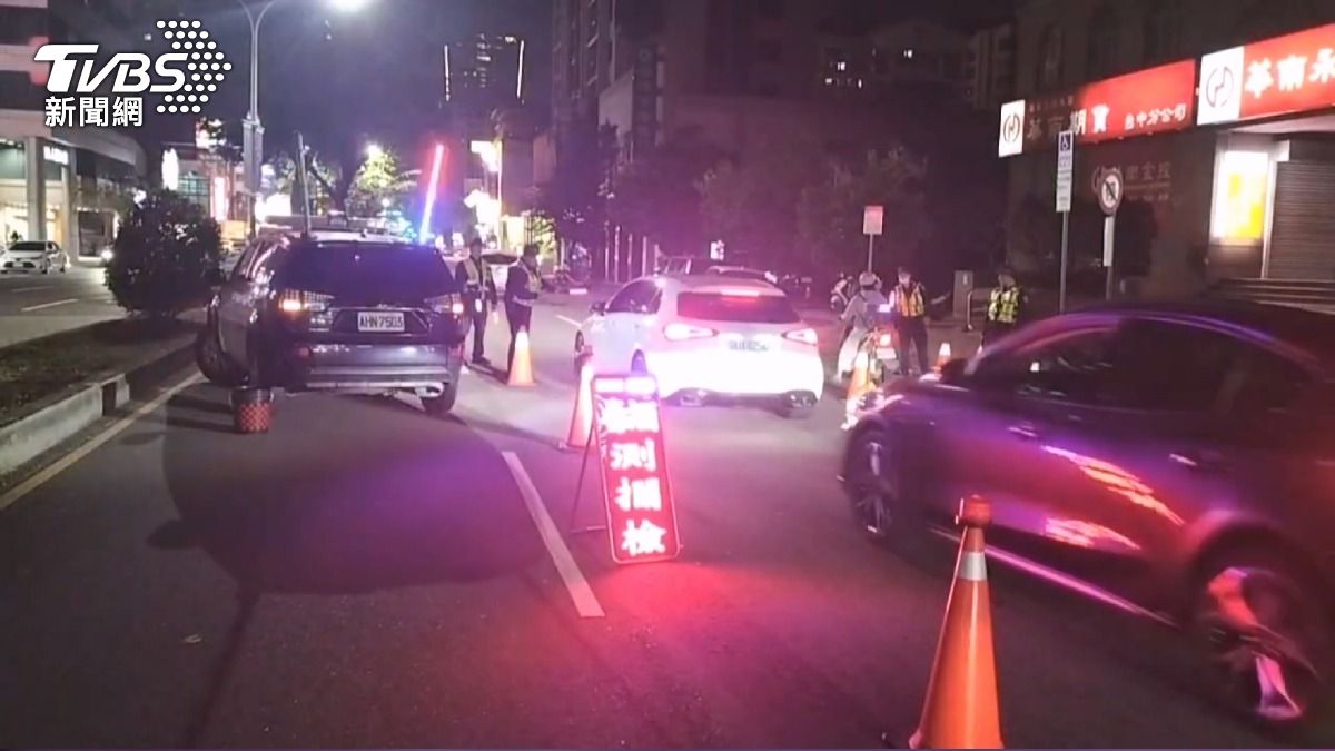 夜店喝完硬要騎！朋友「狂拉勸阻」他不聽　秒被警攔查酒測超標。(圖／TVBS)