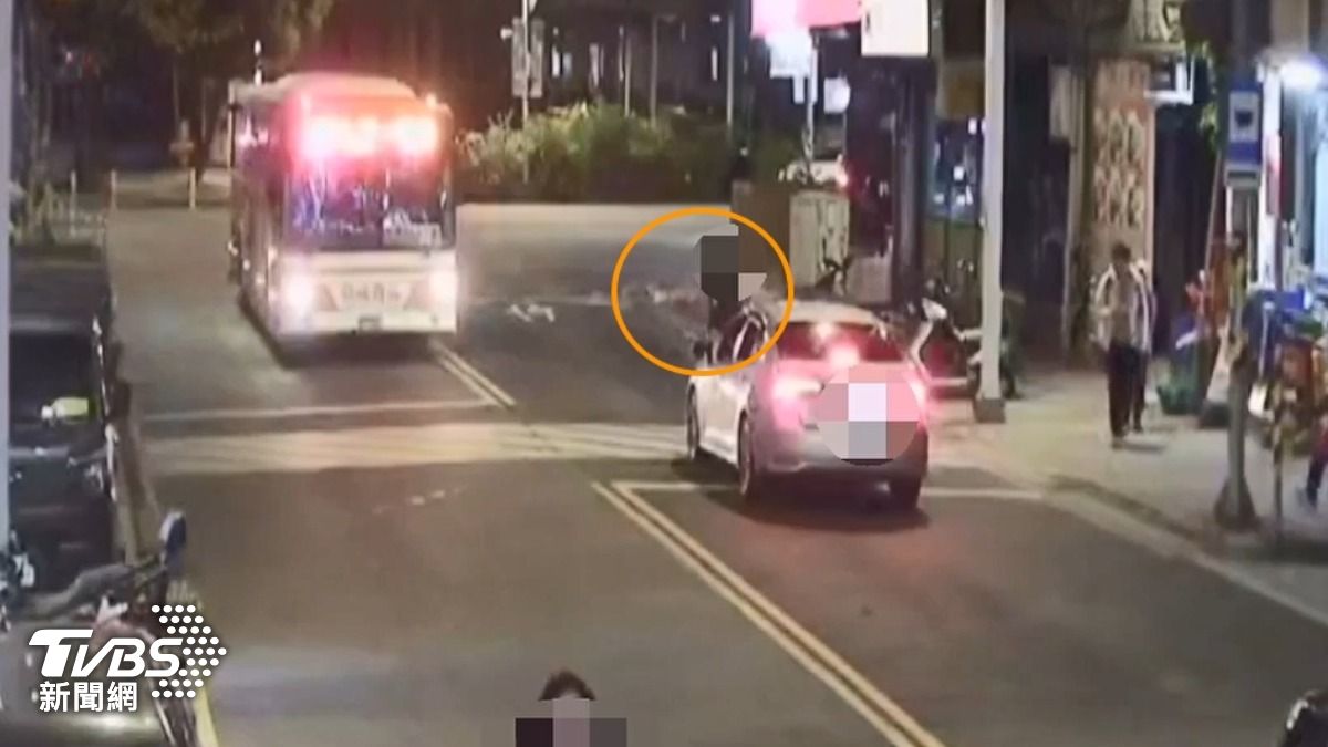 行人過馬路時，與來往車輛起爭執，雙方僵持不下。（圖／TVBS）