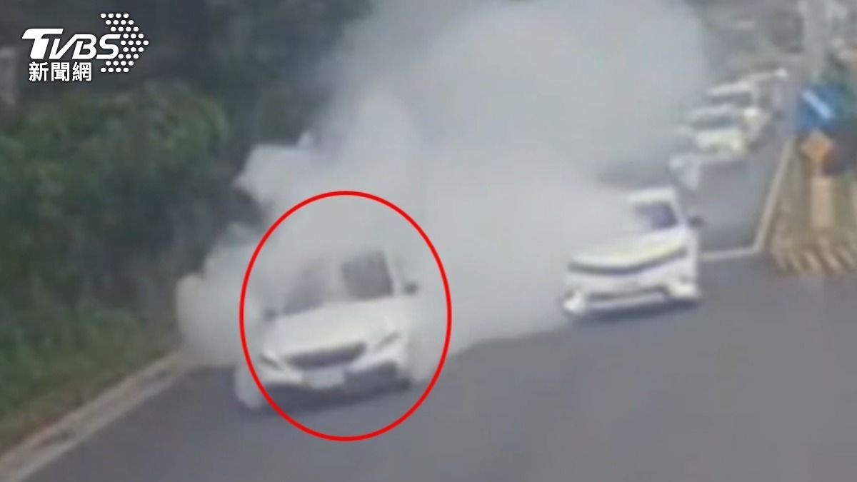疑故意燒胎,車底竄大量白煙,遮蔽駕駛視線。(圖/TVBS)