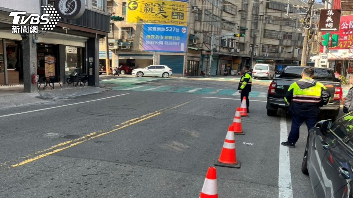 警方針對各傳統市場、重要旅遊景點等加強交通疏導與管制。（圖／TVBS）
