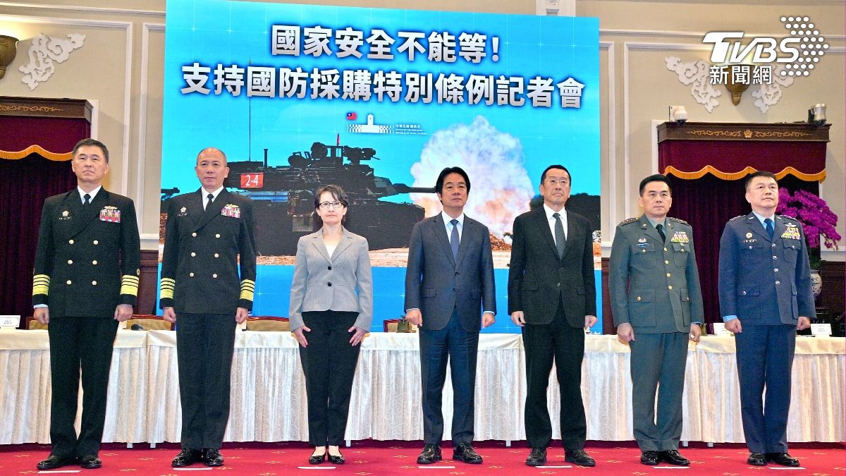 總統賴清德今(11)日親上火線,偕同國防部長顧立雄及參謀總長梅家樹,再加上三軍司令都到場,全場總計加起來達「12顆星星」。(圖/胡瑞麒攝)