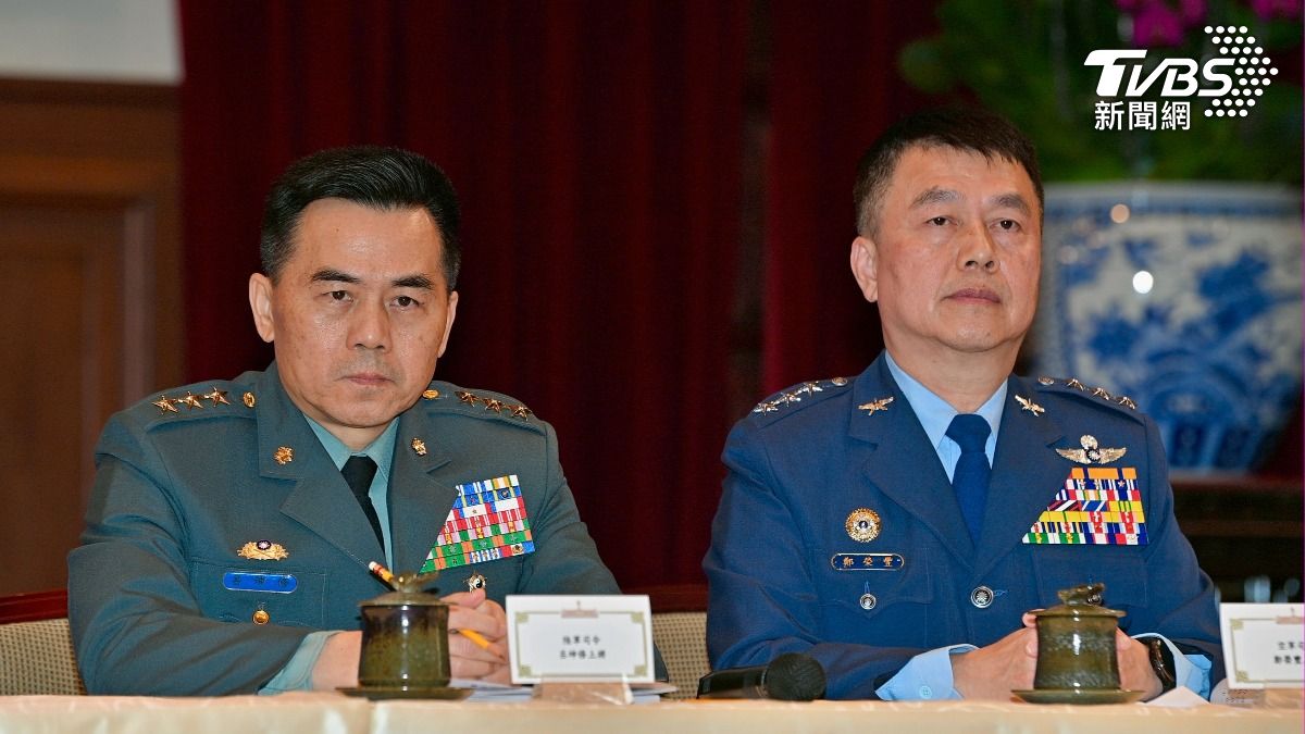 陸軍司令呂坤修上將(左)、空軍司令鄭榮豐上將(右)。(圖/胡瑞麒攝)