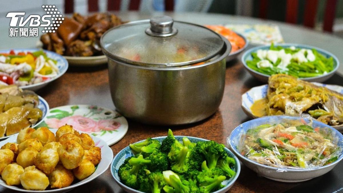 年菜藏食物中毒風險!「剩菜沒冰、重複加熱」全是大忌