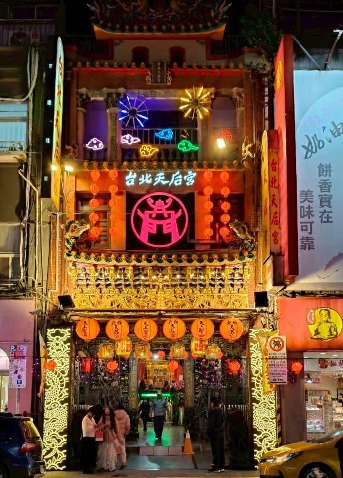 台北天后宮樓面展出別致的手工花燈。(圖/台北市觀傳局提供)