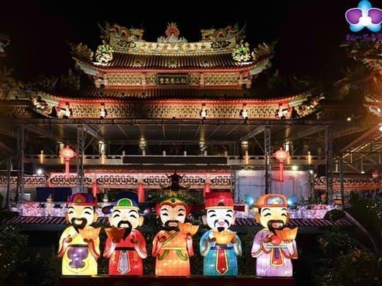松山慈惠堂展出精緻的傳統花燈(圖為2024年燈飾)。(圖/台北市觀傳局提供)