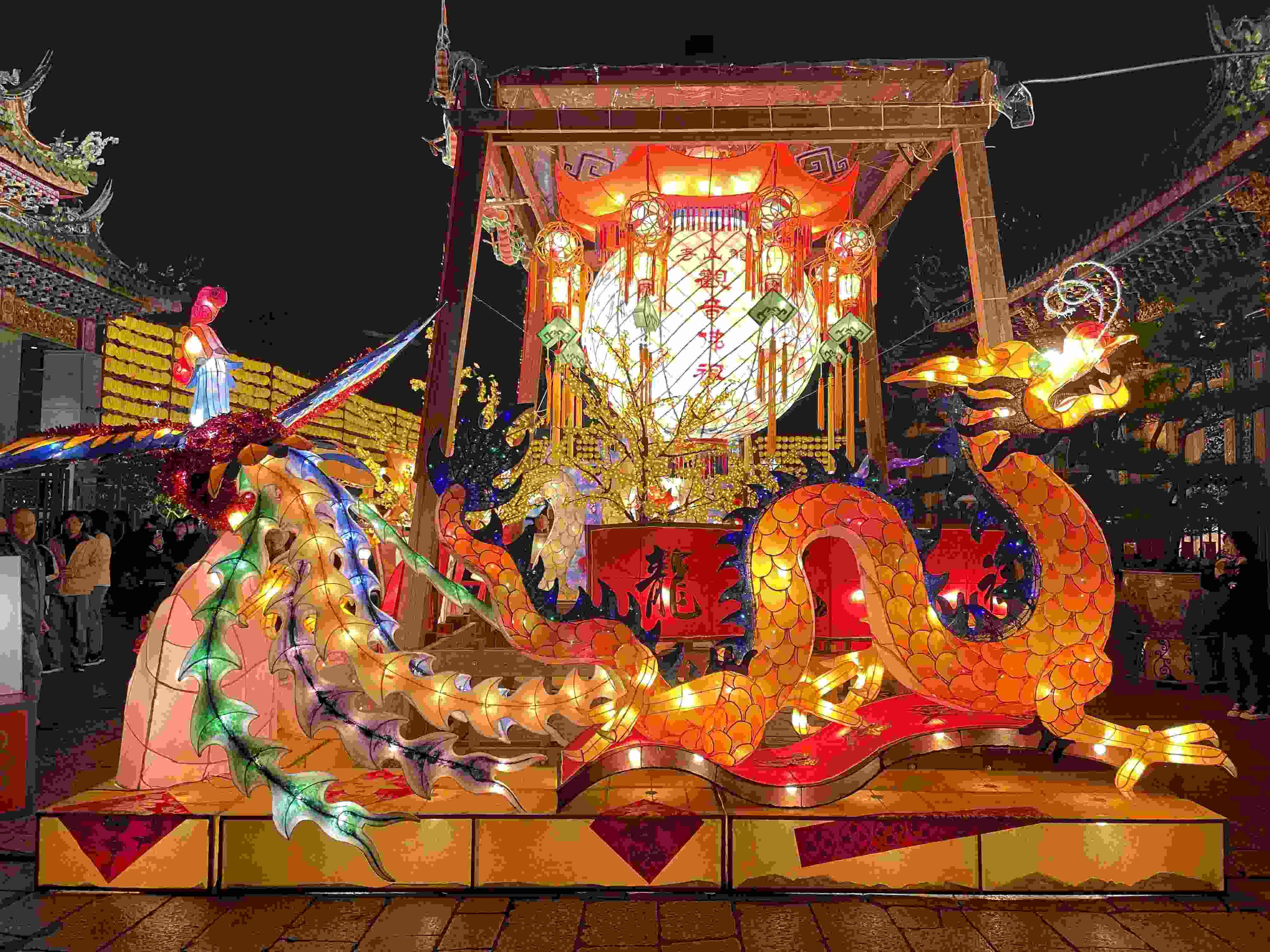 艋舺龍山寺展出的平安燈(圖為2024年燈飾)。(圖/台北市觀傳局提供)