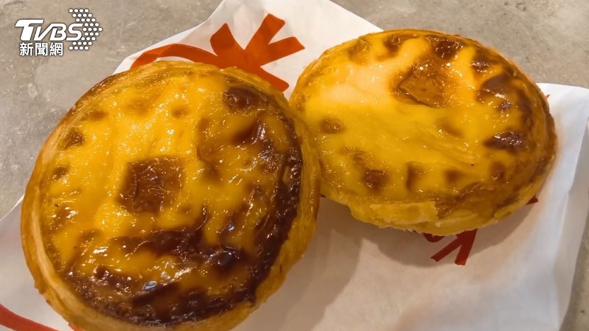知名速食店蛋塔,顧客購買後返家,沒想到咬下去後,整顆電池就塞在蛋塔內部,從外觀上根本無法察覺異狀。(圖/TVBS)