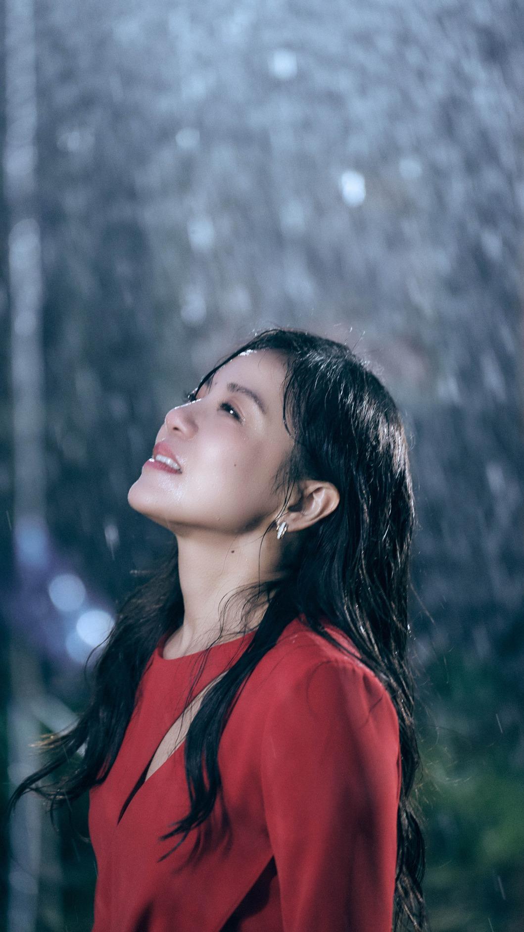 丁噹無懼低溫拍淋雨戲,畫面相當唯美。(圖/相信音樂提供)