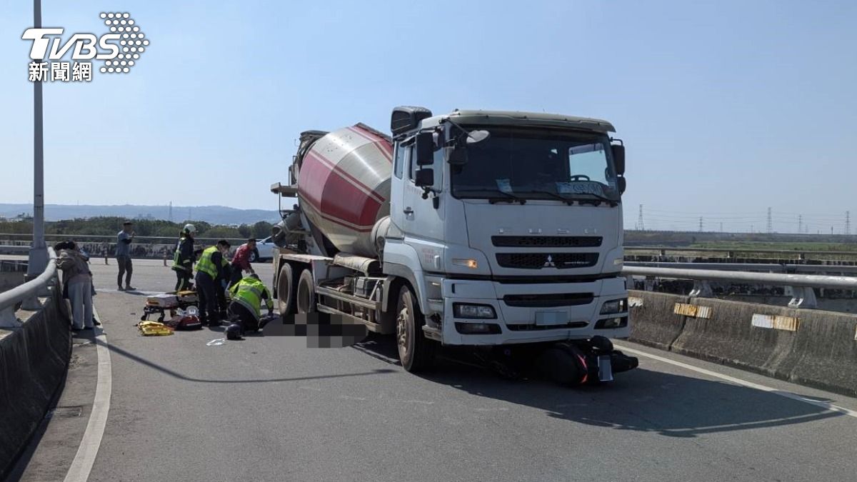 水泥車撞上雙載機車，造成雙胞胎兄弟1死1重傷。（圖／TVBS）