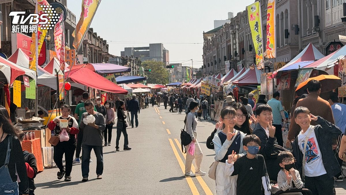 新化年貨大街攻略!必買雞蛋糕、超夯IP「菜奇鴨」成打卡點