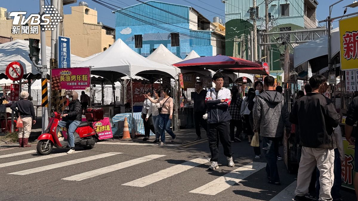 新化年貨大街平日時段也有不少民眾前往。（圖／陳佳宜攝）