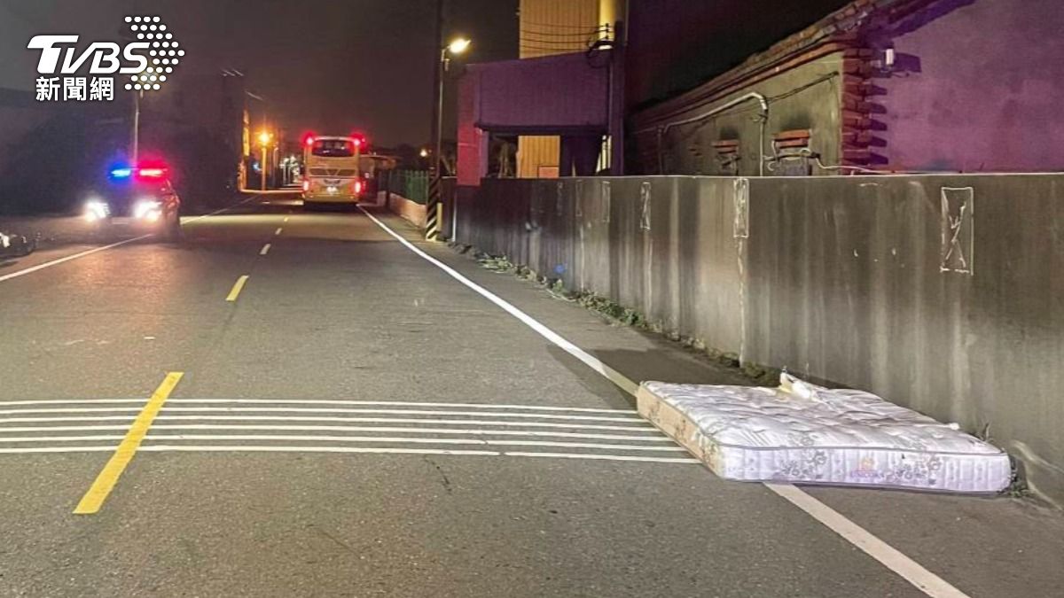 彰化床墊突躺馬路中 送報員閃避不及人車噴飛「肋骨斷3根」