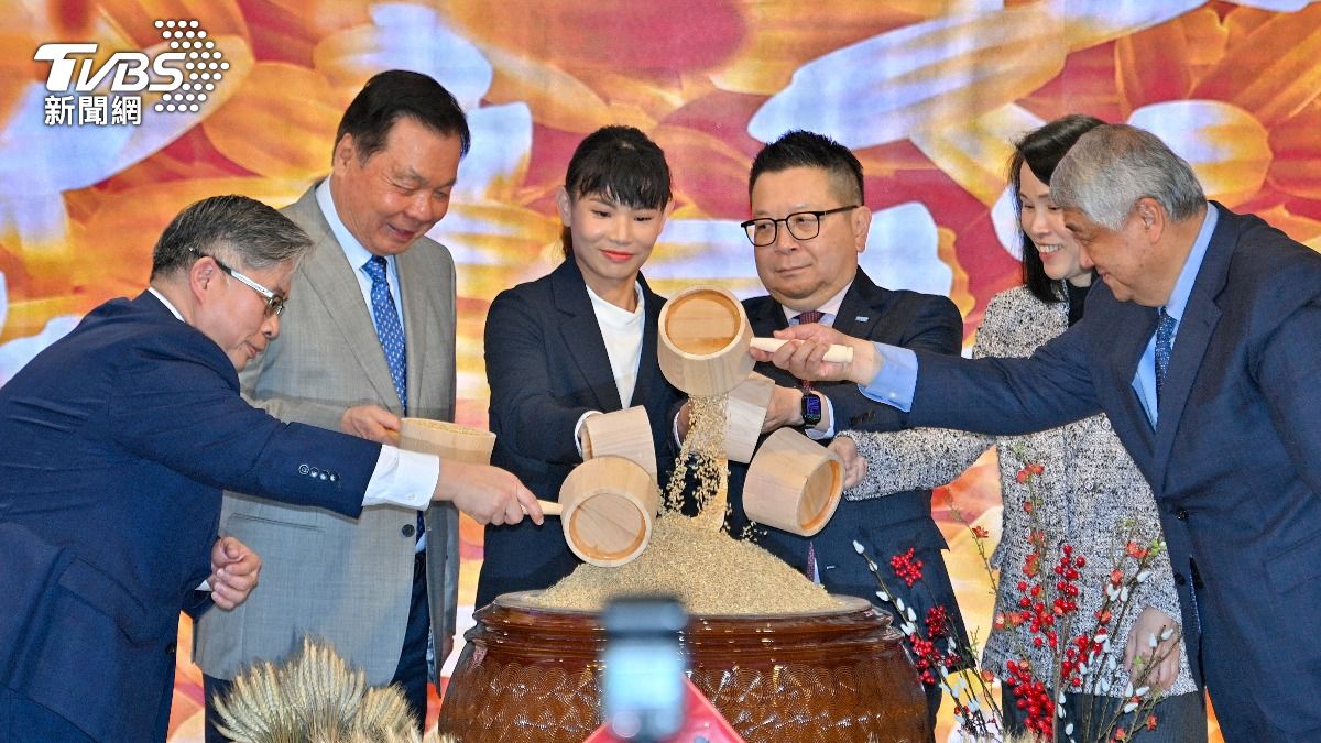 台股今（ 11）日正式封關，證交所舉辦封關記者會，請邀請戴資穎擔任年度大使。（圖／胡瑞麒攝）