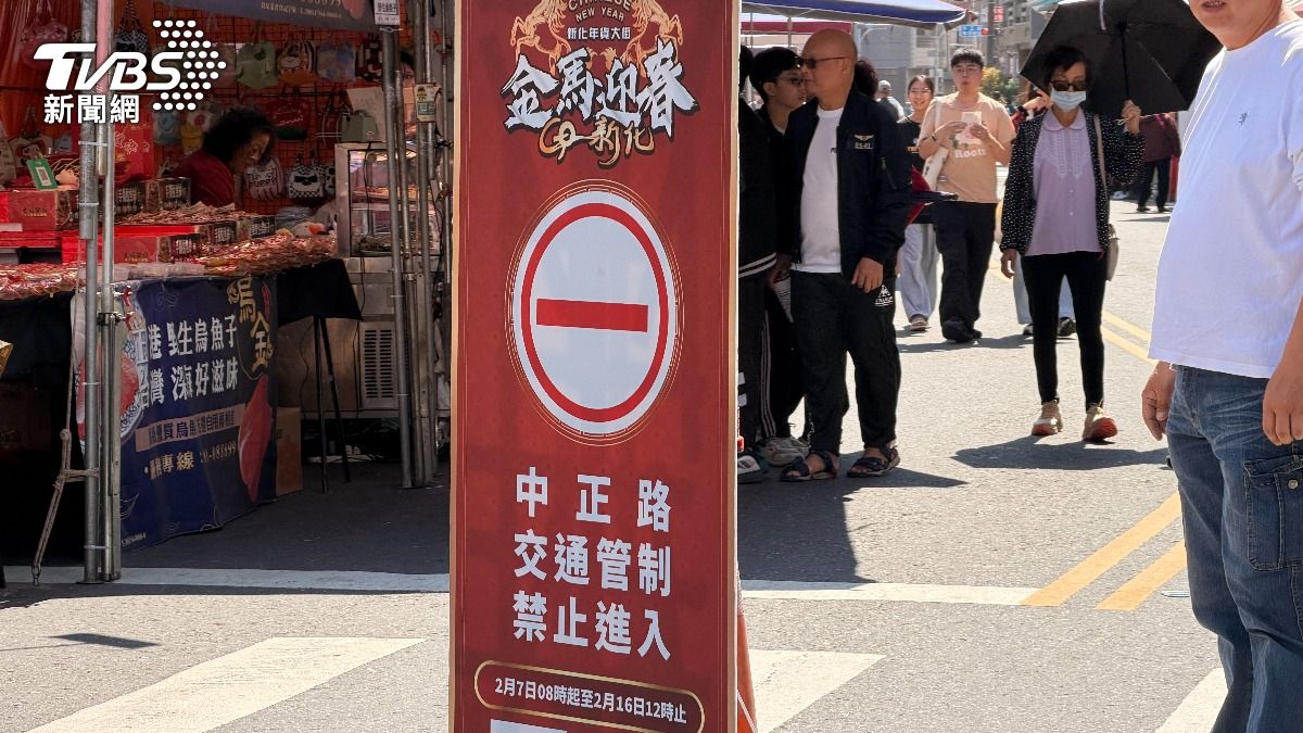 現場部分路段有實施交通管制，但仍能看見汽、機車穿梭在年貨大街中。（圖／陳佳宜攝）