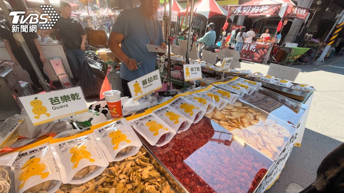 年貨大街可見到不少攤販擺出果乾販售。（圖／陳佳宜）