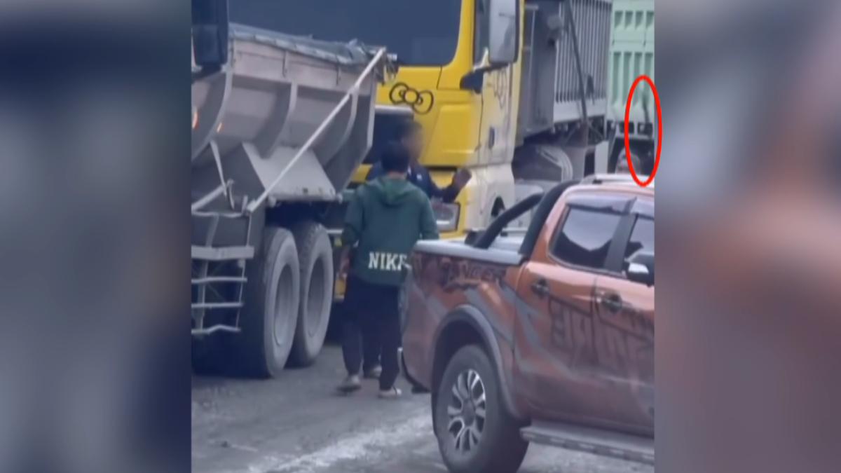 台東一名砂石車駕駛在豐里橋下進行工程作業時，疑似因長期龜速行駛、引發同行駕駛不滿，遭到至少8人持鐵棍圍毆。（圖／翻攝Threads_a0930486089）