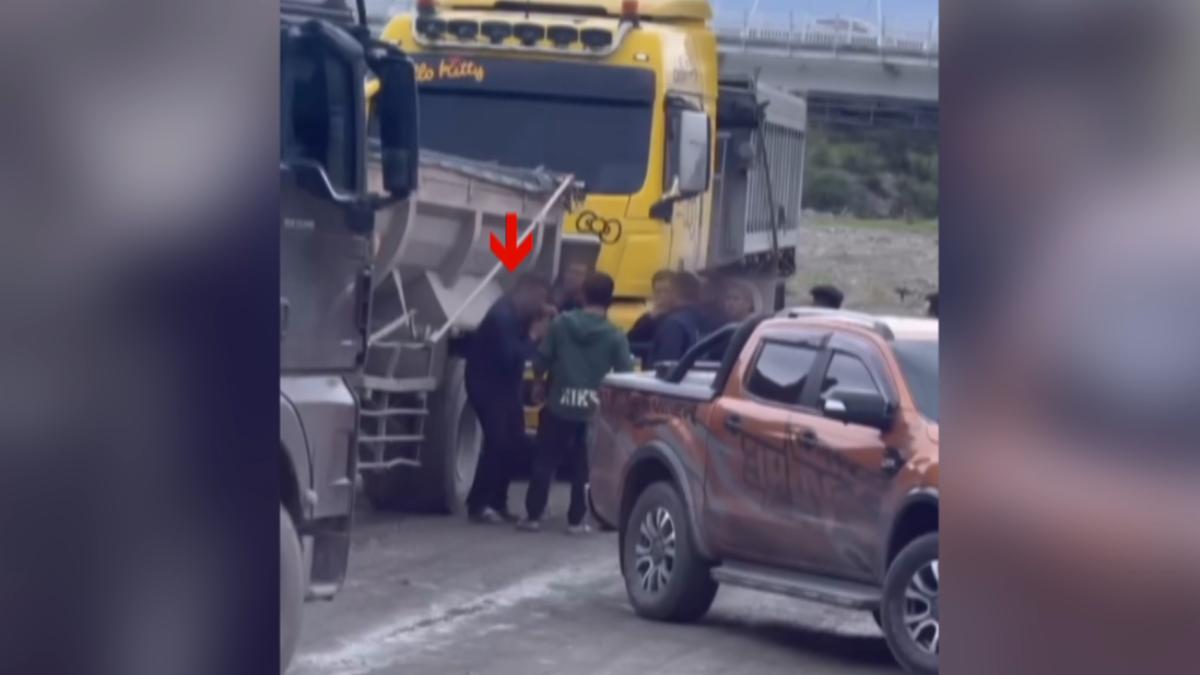 隨後至少8名駕駛跑來圍觀，挨打男子雙手擺在肚子前，頻頻點頭示意。（圖／翻攝Threads_a0930486089）