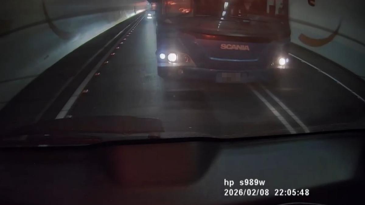 駕駛調整方向後，遊覽車也緊急切換車道，差點就撞上。（圖／翻攝自Threads@820206panda）