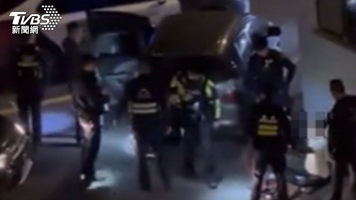涉擄人施暴,警2小時跨轄逮捕兩嫌。(圖/TVBS)