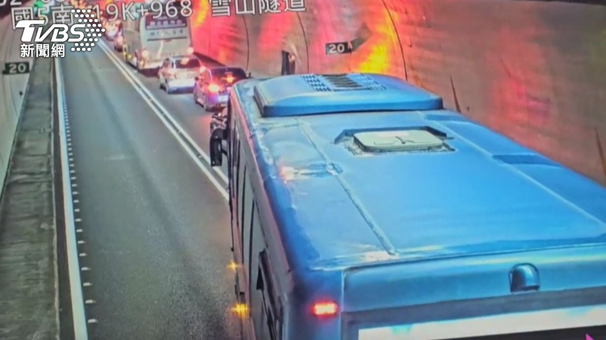 遊覽車緊急閃避，整輛車跨越雙白線。（圖／TVBS）