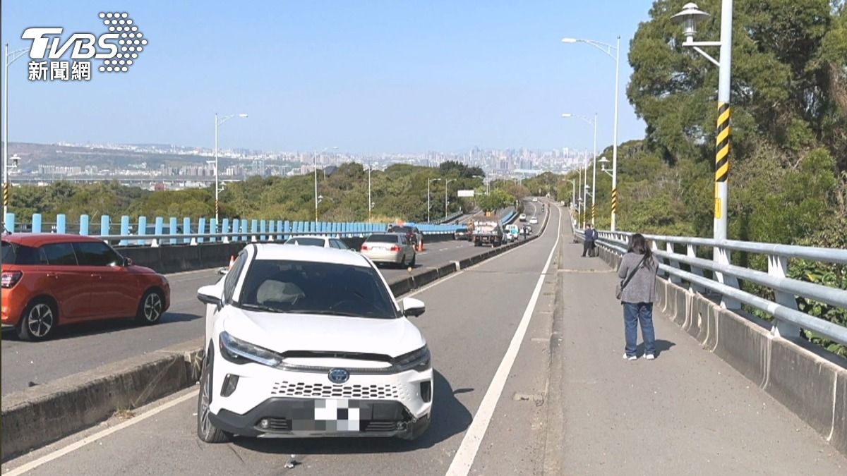 事故車輛從快車道彈飛到機慢車道（TVBS／圖）