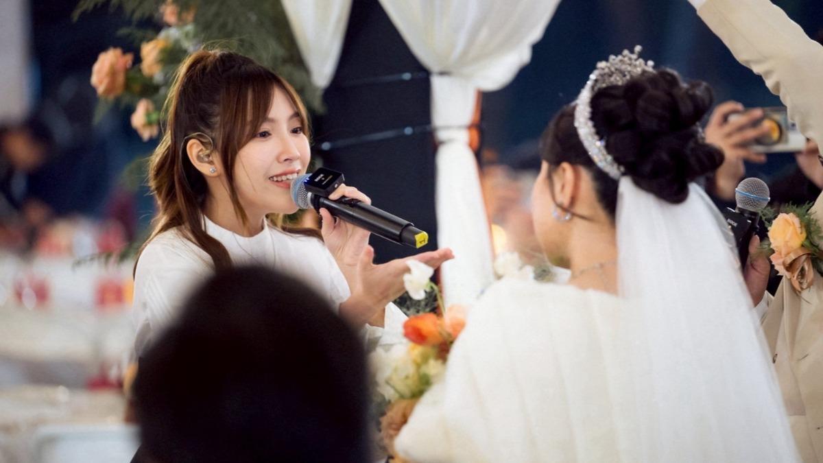 正妹歌手寵粉「突現身婚宴獻唱」還當證婚人　新娘激動淚崩