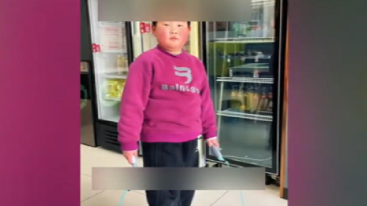 山東一名7歲弟弟挑戰跳繩。(圖/抖音)