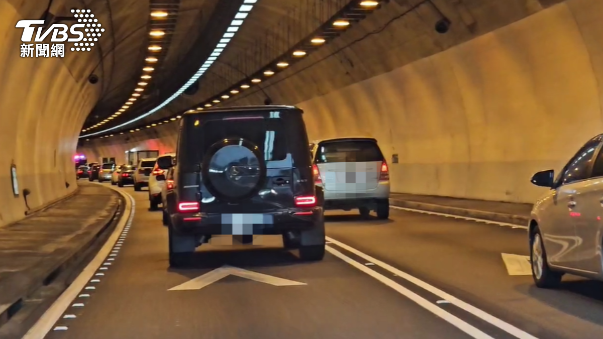 雪隧去年慢速車示警23.4萬輛次,占比約2.1%。(圖/TVBS)