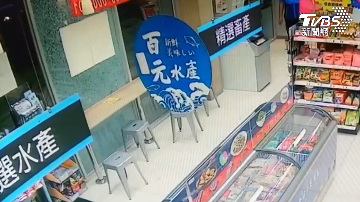 屏東潮州一名男子疑似不滿住家外面太吵,竟從家中持空氣槍朝對面連鎖超商射擊,超商內的玻璃突然瞬間反白。(圖/TVBS)