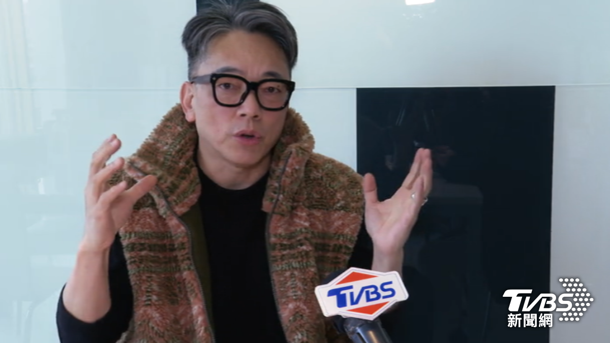 命理老師詹惟中指出，因甲午年為雙火年，春聯少用「馬」相關圖案、字，也要少穿紅色。（圖／TVBS）