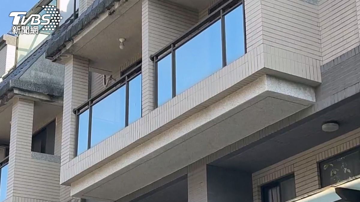 43歲柯姓竊賊,疑似攀爬氣密窗,闖入屋內犯案。(圖/TVBS)
