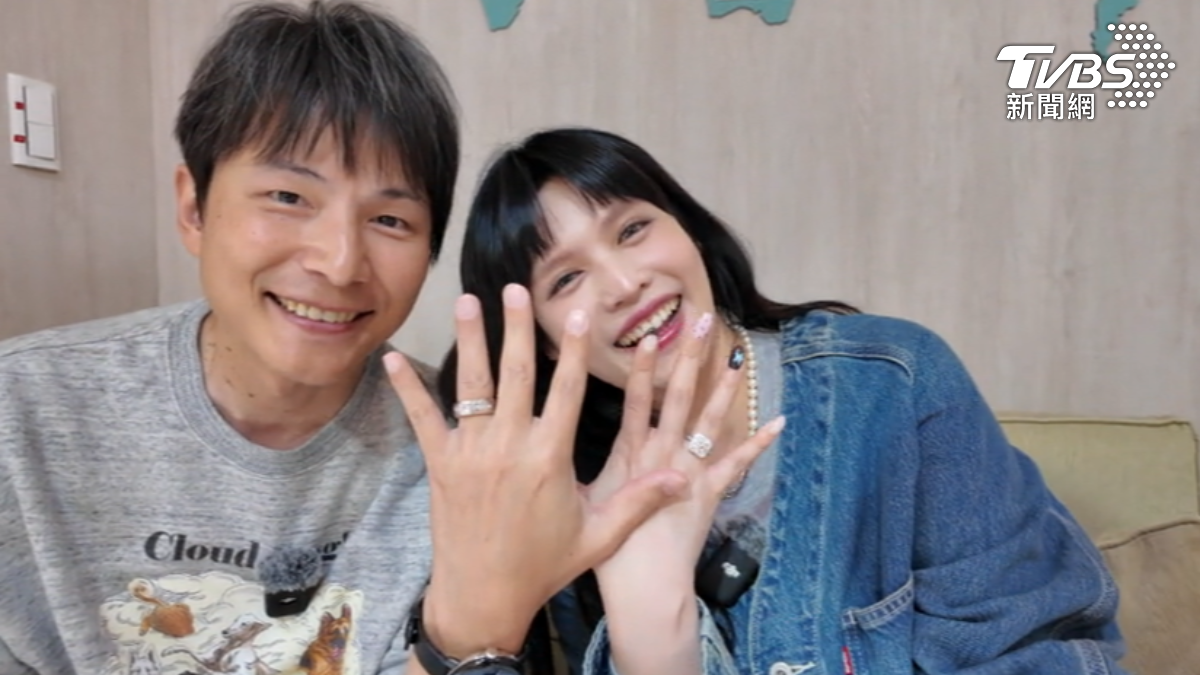 孫協志和夏宇童亮出結婚鑽戒,歡喜慶祝結婚(圖/TVBS)