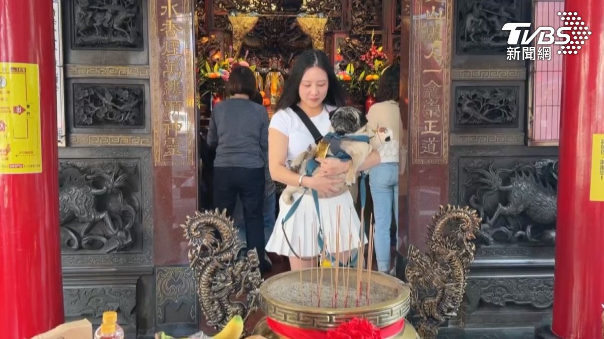 同樣提供寵物平安燈服務的，還有高雄漢神巨蛋附近的一間土地公廟，目前已有上百位飼主前來為寵物點燈。（圖／TVBS）