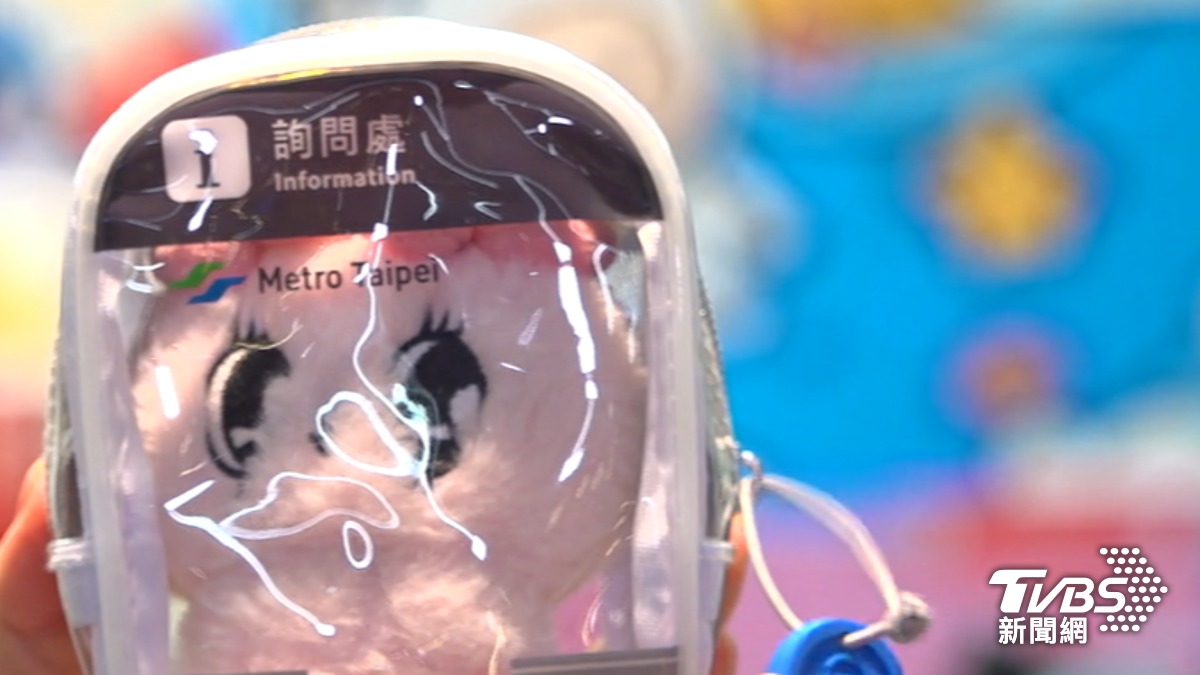 北捷推出的「娃娃包」,有詢問處、搭電梯、進閘門的樣式情境。(圖/TVBS)