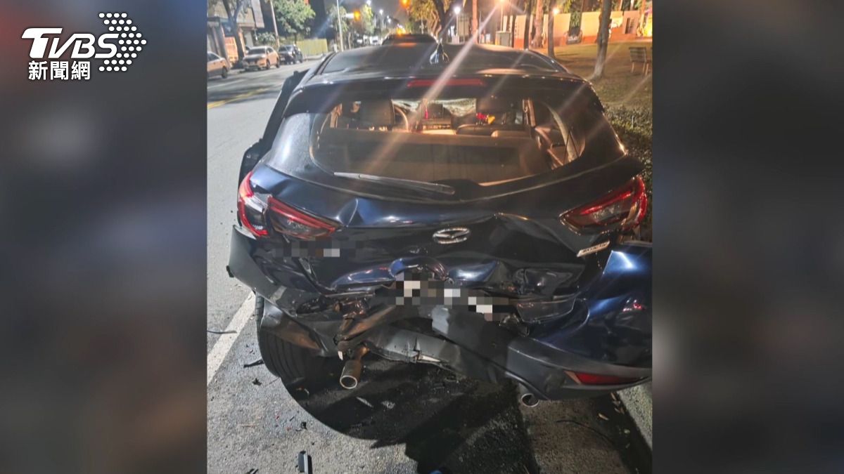 新車牽不到1年被撞爛!目擊者怒控「滿身酒味」 肇事者竟逃了。(圖/TVBS)