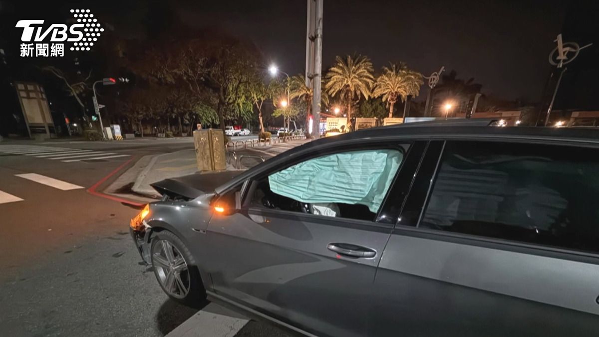 目擊民眾指出,駕駛撞車後並未立即停車,而是又往前開了約20公尺才下車,渾身散發酒味。(圖/TVBS)