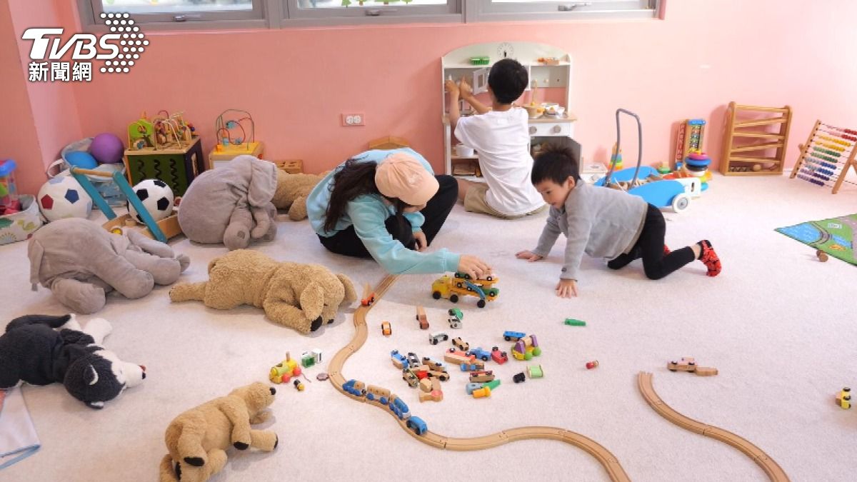 親子空間陪玩姐姐服務 。(圖/TVBS)