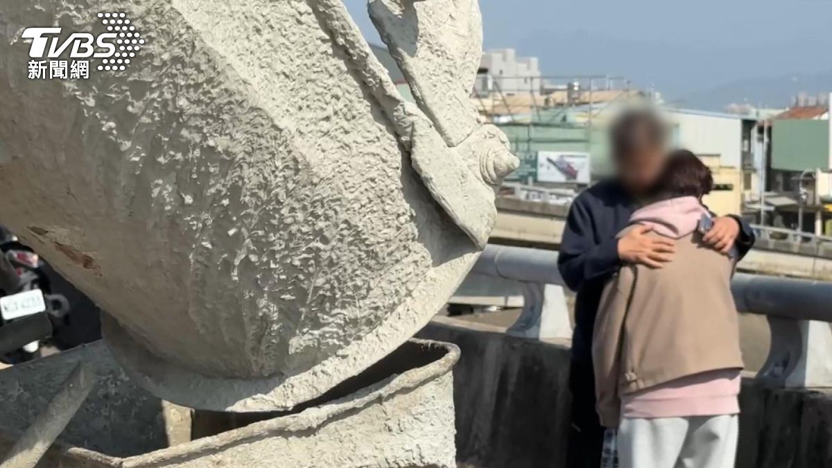 救援人員成功將車輛抬起,但其中一名蘇姓學生頭部嚴重變形,已無生命跡象。(圖/TVBS)