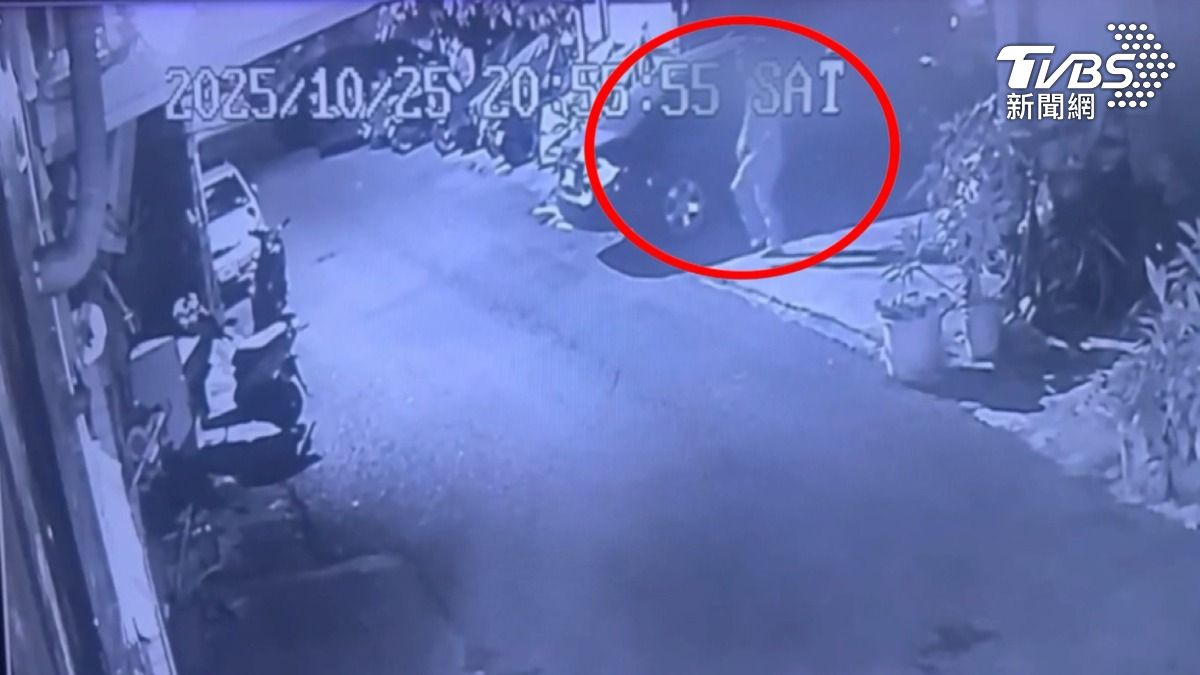 監視器畫面顯示柯姓男子從鏡頭右邊出現,雖然只剩一隻腳能行動,仍不停跳動著急於離開現場。(圖/TVBS)