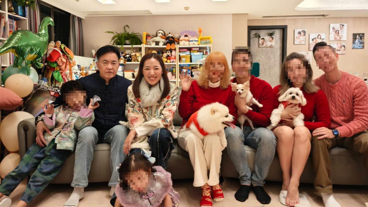 劉伊心與家人提早吃年夜飯團聚。(圖/本人提供)