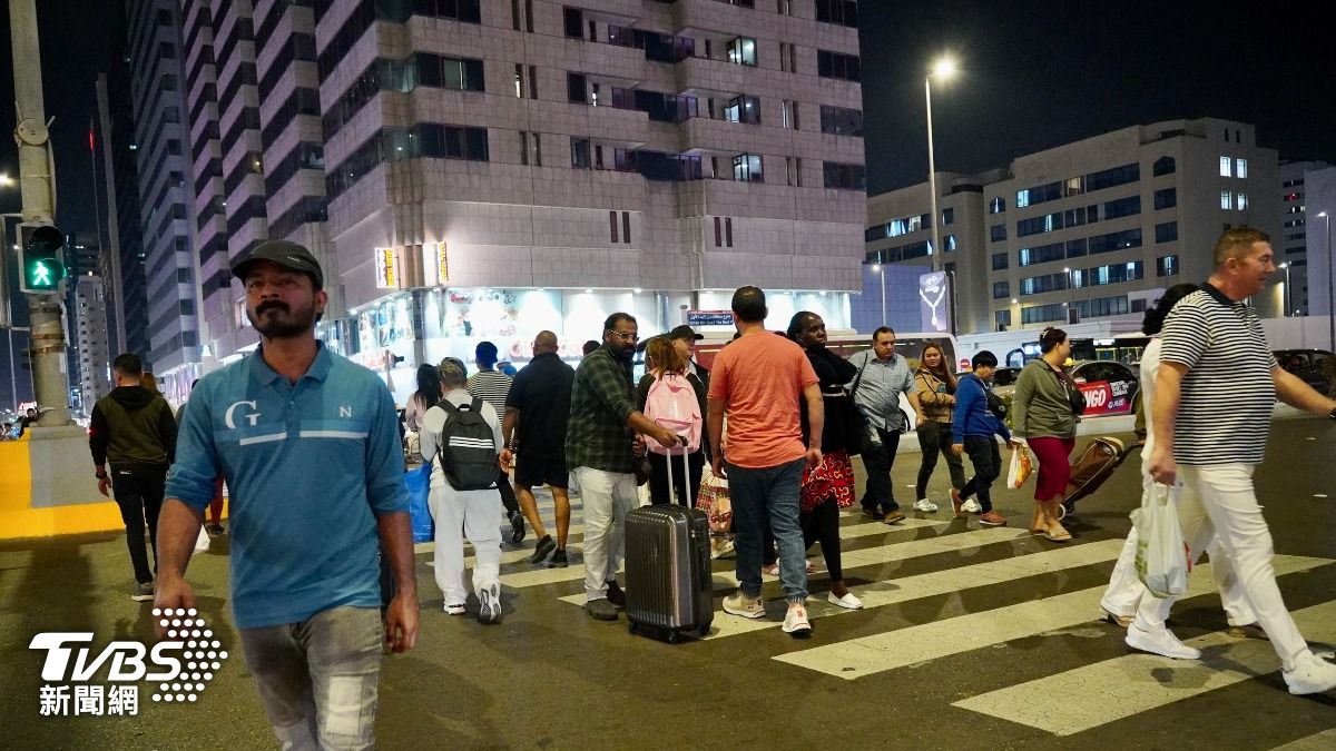 阿布達比是一座相當國際化的城市，當地外國人口佔了7成，圖為市中心hamdan street。（圖／區國強攝）