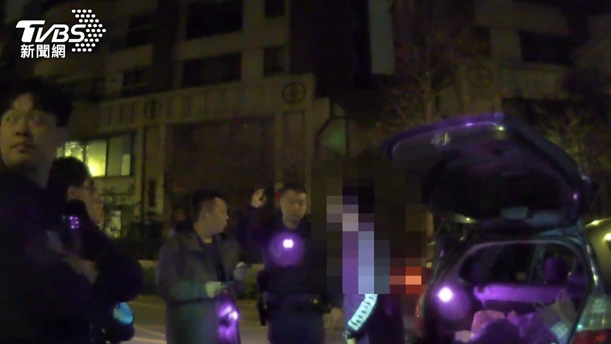 警方在嫌犯車內搜出毒品。(圖/TVBS)