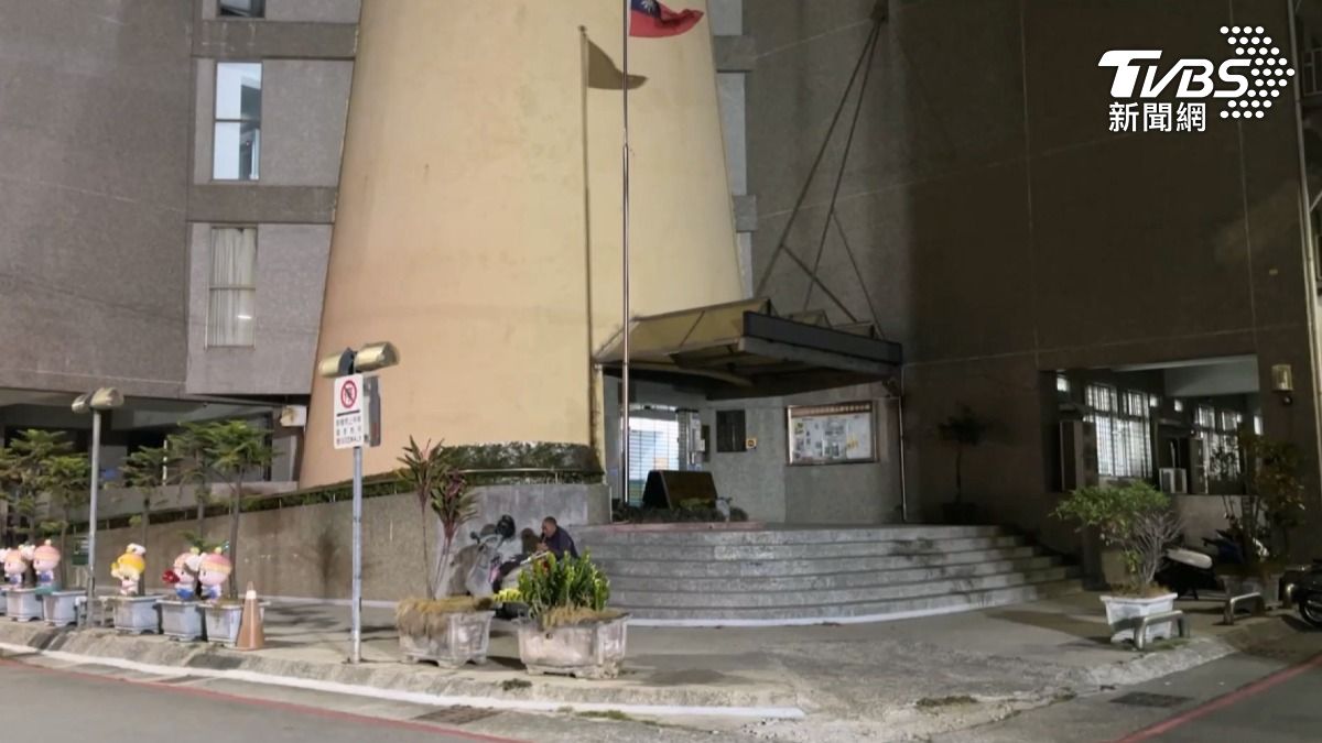 高市動保處長涉嫌包庇業者,接受招待喝花酒,檢方遭兩度搜索,還約談業者在內5人。(圖/TVBS)