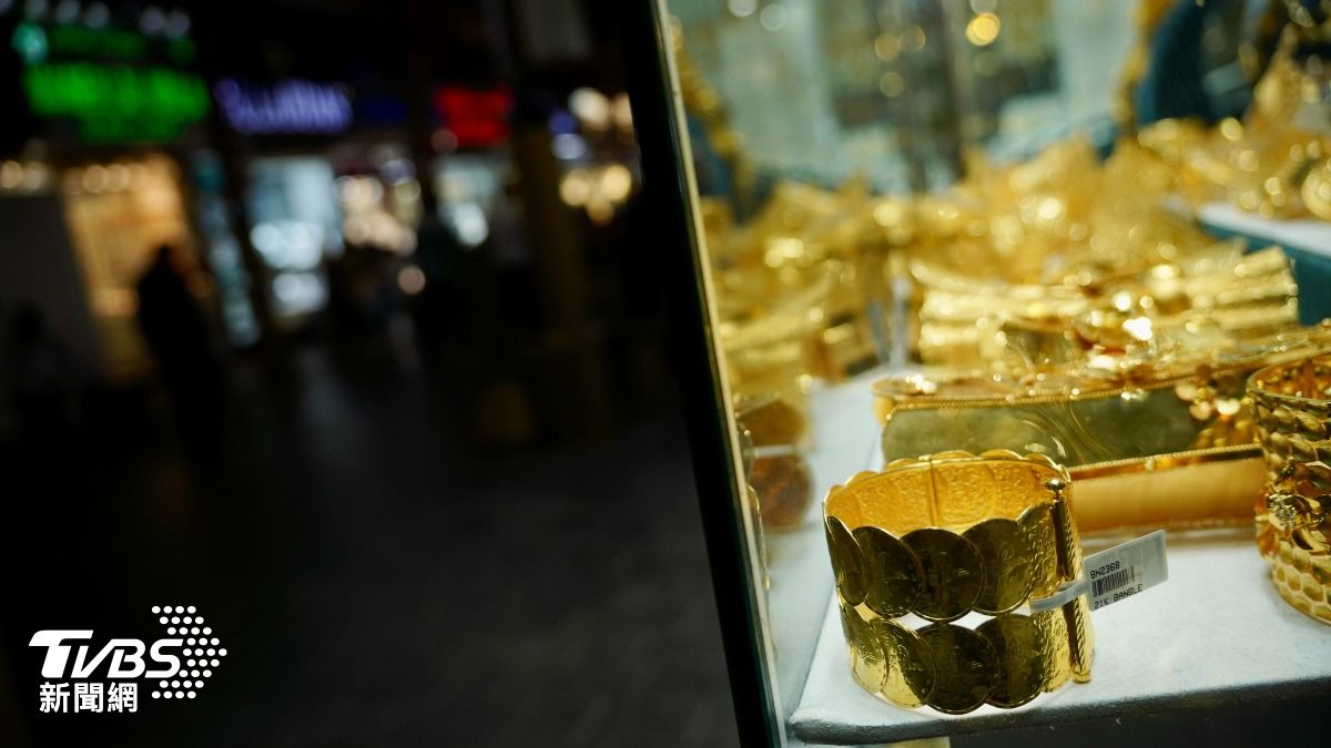 預期黃金後勢仍看漲,杜拜黃金市場湧現大量遊客。(圖/區國強攝)