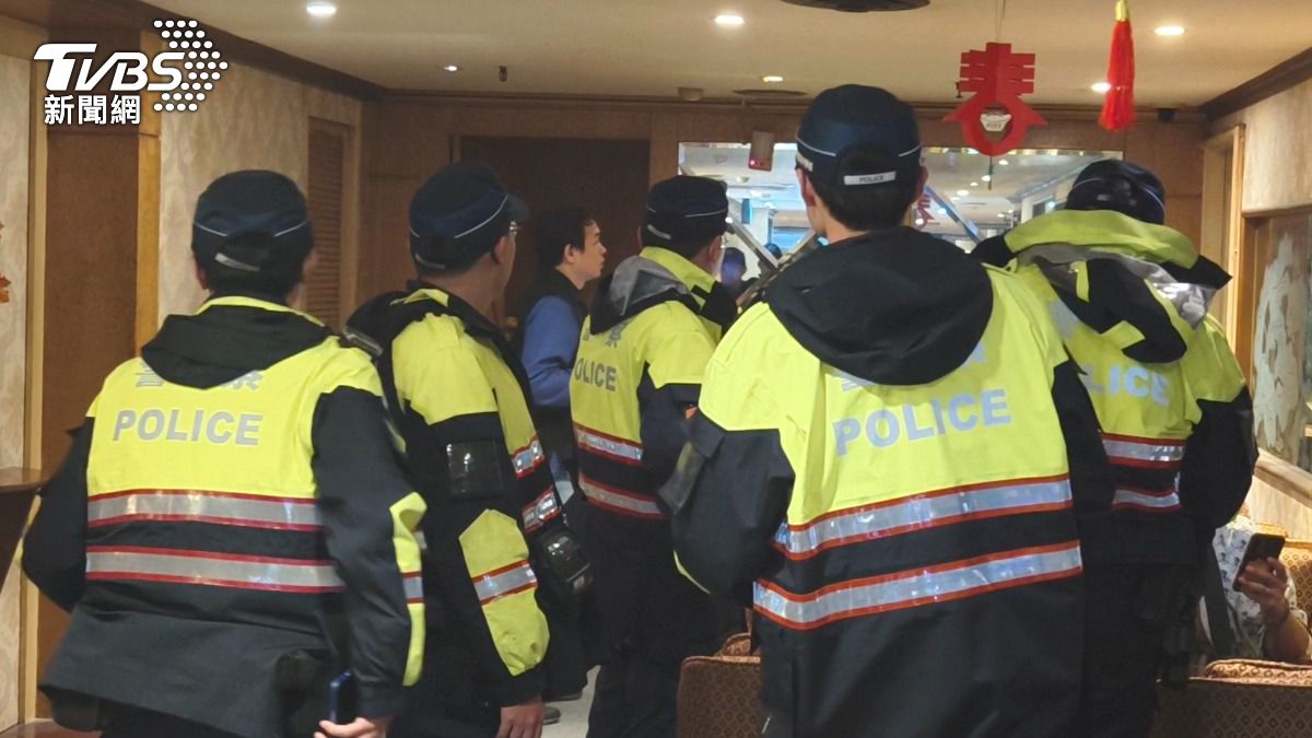 因應「喬債聖地」亞太三溫暖再次捲入治安爭議，松山分局長李紹榆於昨日晚間指揮大批警力實施「威力掃蕩」。（圖／TVBS）